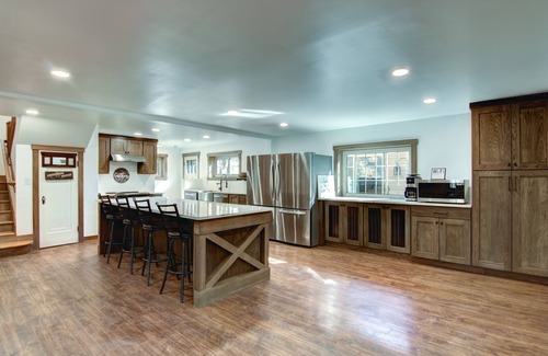 Altoona Casa | Otter Creek Manor - Oversized 3bd, 1.5 Ba. 3 acres, creek access.