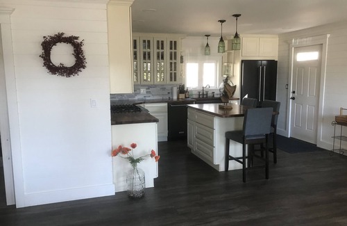 Nobleboro Casa | “Otter Getaway” Cozy Damariscotta Lake Year Round Cottage