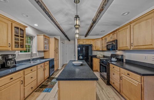 Berkeley Springs Casa | Otter Manor - Wifi|Fire Pit| Gameroom|Grill|Private Trail