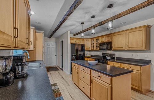 Berkeley Springs Casa | Otter Manor - Wifi|Fire Pit| Gameroom|Grill|Private Trail