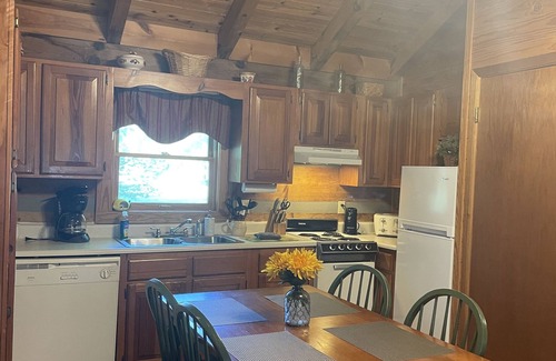 Walland Cabina | Otter Riverfront cabin, great mountain views with Hot tub,Wifi/Cable