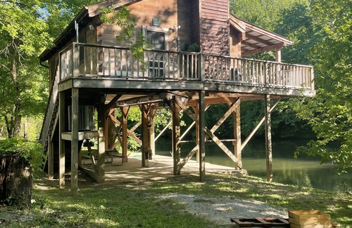 Walland Cabina | Otter Riverfront cabin, great mountain views with Hot tub,Wifi/Cable