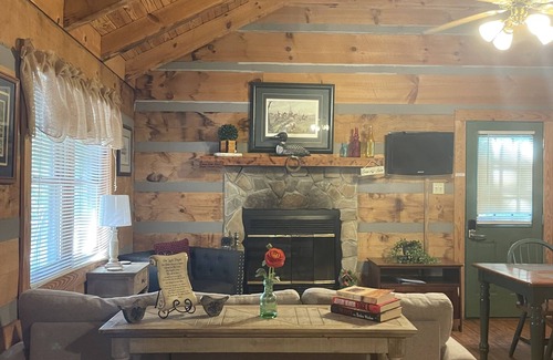 Walland Cabina | Otter Riverfront cabin, great mountain views with Hot tub,Wifi/Cable