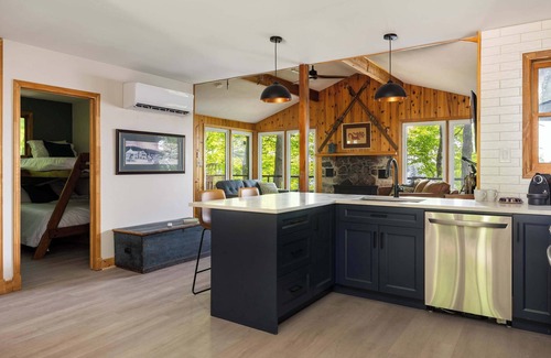 Rideau Lakes Casa | OTTER'S HOLT - Lakeside retreat with hot tub & sauna