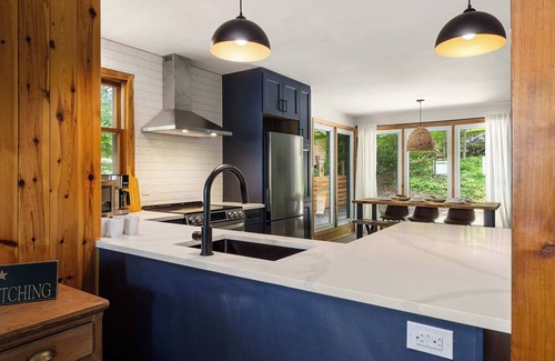 Rideau Lakes Casa | OTTER'S HOLT - Lakeside retreat with hot tub & sauna