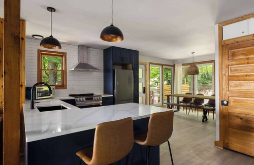 Rideau Lakes Casa | OTTER'S HOLT - Lakeside retreat with hot tub & sauna