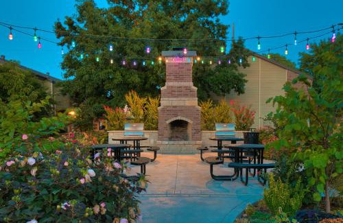 Norman Apartamento | OU Sooner, Pool & Gym, BBQ, Netflix, 100mb Internet, LG Washer & Dryer, Close to OU!