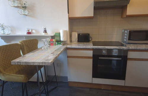 Wolverhampton Apartamento | Our Apartment is a Home Away From Home Choice, Tastefully Furnished for Comfort
