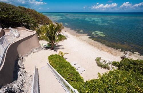East End Casa | Nuestra cabaña de Caimán: casa de playa familiar y espaciosa con piscina, spa, kayaks y sala de juegos electrónicos.