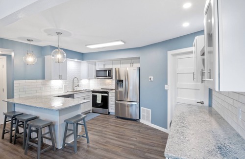 Lake Ozark Condominio | Our Cove Retreat - Perfect for Wave-Free Swimming, Tanning & Prime Location Fun!