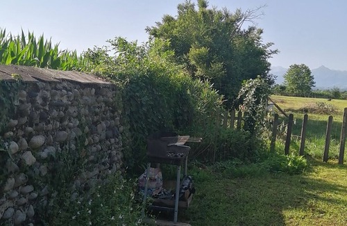 Laloubere Casa | Nuestra casa rural les da la bienvenida frente a la cadena de los Pirineos.