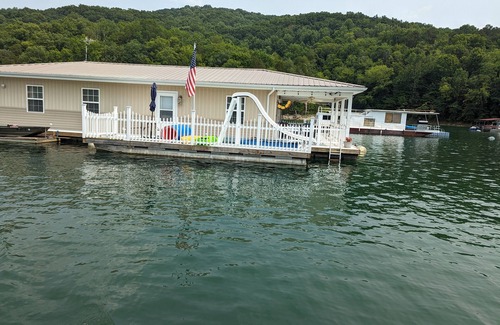 New Tazewell Alquiler De Eote | "Our Happy Place", Floating Home, Sleeps 10; 4 bed/1.5 bath