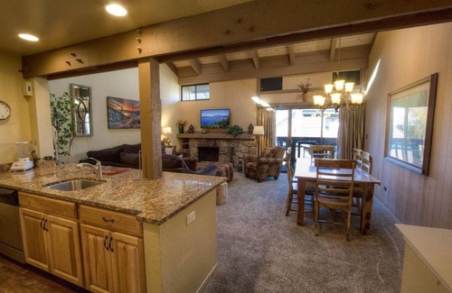South Lake Tahoe Condominio | Our Happy Place 3 Bedroom Home by RedAwning