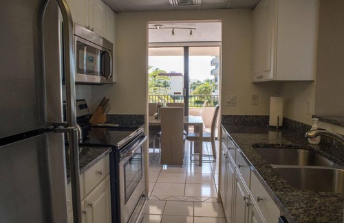 Siesta Key Condominio | Our House at the Beach E-102 Modern, light-filled, spacious