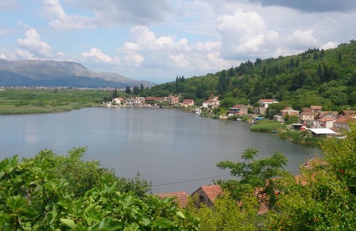 Slivno Casa | Nuestra casa está en un pequeño pueblo a orillas del lago ya 4 km de la playa.
