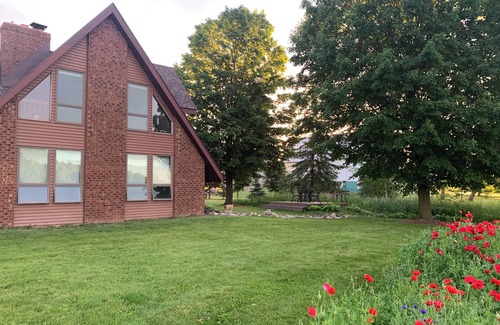 Oneida Otro | Our Thunder Moon Farm Stay- sleeps 7, framed by wildflowers. 4 miles to GB.