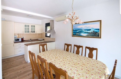 Lapcici Villa | Nuestra villa se encuentra a 8 km de Budva en un pueblo muy tranquilo.