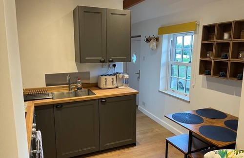 Holywell Cabaña | Outbuilding with views of river, St Ives, Cambridgeshire