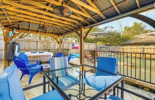 McNeil Casa | Outdoor Entertainment Space: Austin Family Home