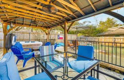 McNeil Casa | Outdoor Entertainment Space Austin Family Home