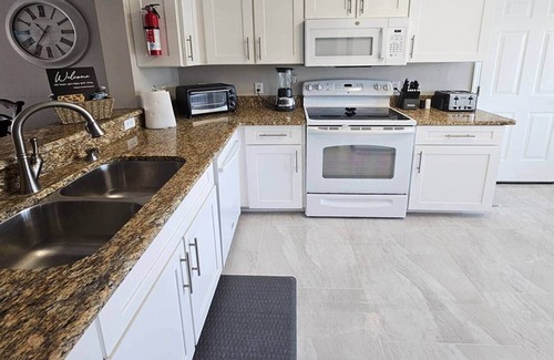The Villages Casa | Private Pool, Golf Cart, & Pet Friendly. Close to Golf and Town Squares.