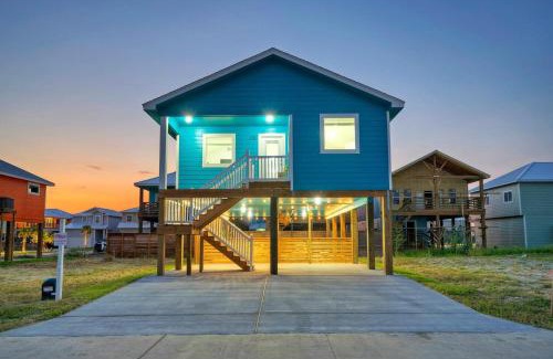 Cinnamon Shore Casa | Outdoor Lounge w Bar Swing Seats Near Nature Preserve Blutopia by AvantStay