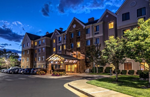 Glendale Condominio | Unidad accesible de Cherry Creek | Piscina al aire libre, bañera de hidromasaje compartida + acceso al gimnasio