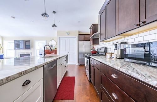 Glendale Casa | Outdoor Sauna, Hot tub, Fire Pit, Dogs Welcome!