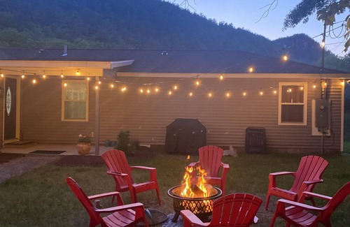 Glendale Casa | Outdoor Sauna, Hot tub, Fire Pit, Dogs Welcome!