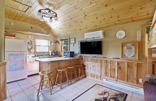 Gilford Cabina | Outdoorsman log cabin near the bay.