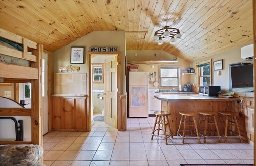 Gilford Cabina | Outdoorsman log cabin near the bay.