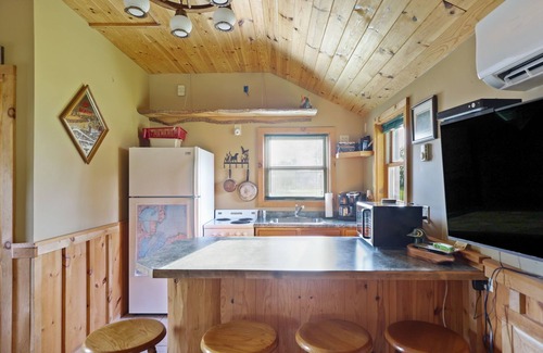 Gilford Cabina | Outdoorsman log cabin near the bay.