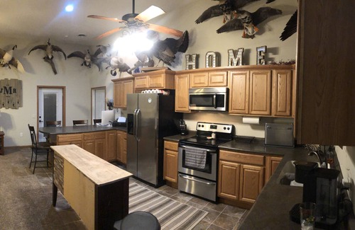 Pierre Casa | Outdoorsman Paradise- 1/2 mile from Lake Oahe