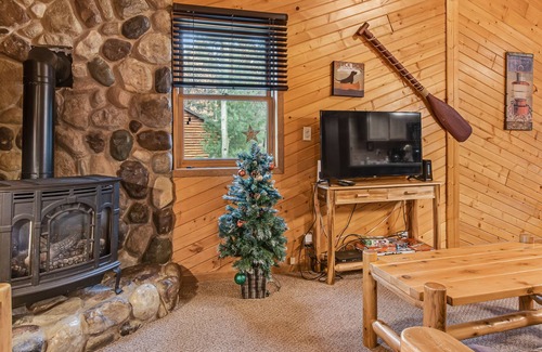 New Lisbon Cabina | Outdoorsy gem with WiFi, furnished porch, full kitchen & three ponds on-site