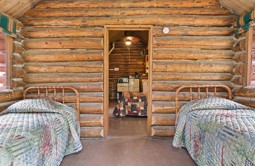 Cheyenne Crossing Cabina | Outpost cabina con porche para dormir