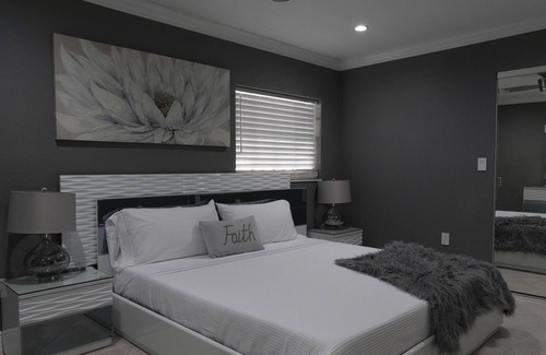Haverhill Casa | Outside Lovers!3bedr/4bath, completely fence