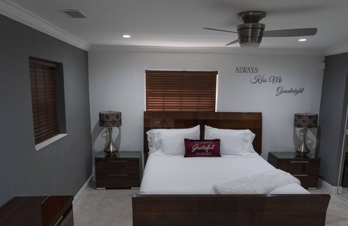 Haverhill Casa | Outside Lovers!3bedr/4bath, completely fence