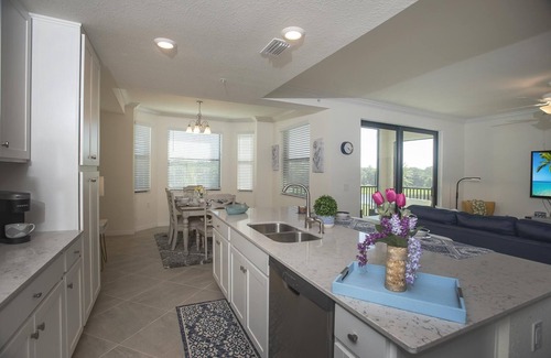 Lakewood Ranch Condominio | Outstanding 2/bed, 2/bath with Lake and Green View
