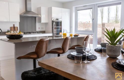 Milton Keynes Casa | Outstanding 5 Bedroom Townhouse, Canal Views By Valore Property Services