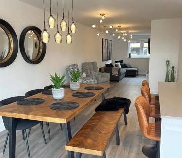 Milton Keynes Casa | Outstanding 5 Bedroom Townhouse, Canal Views By Valore Property Services