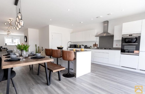 Milton Keynes Casa | Outstanding 5 Bedroom Townhouse, Canal Views By Valore Property Services