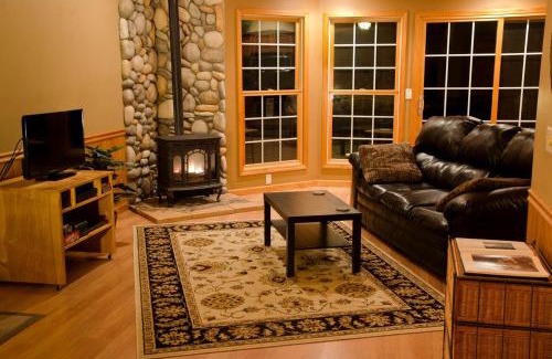 Carbondale Casa | Outstanding Cabin with Hot-tub in Carbondale, Illinois