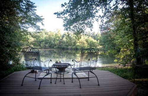 Carbondale Casa | Outstanding Cabin with Hot-tub in Carbondale, Illinois