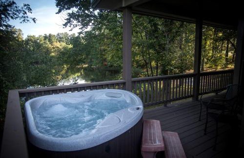 Carbondale Casa | Outstanding Cabin with Hot-tub in Carbondale, Illinois