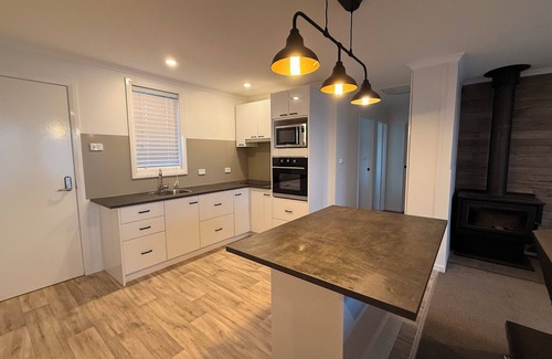 East Jindabyne Cabaña | Outstanding lake and alpine views in a cosy rural house.