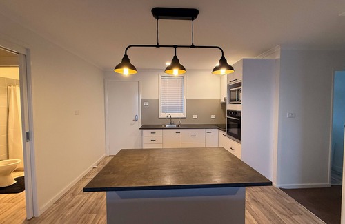 East Jindabyne Cabaña | Outstanding lake and alpine views in a cosy rural house.