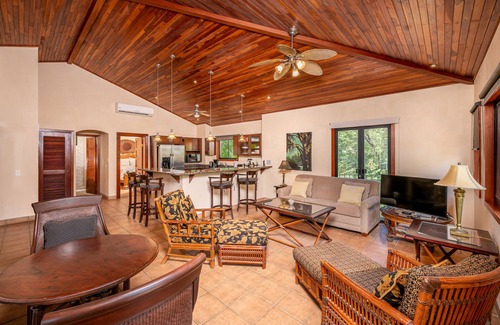 Tamarindo Villa | VILLA TROPICAL DESTACADA A LA PLAYA - LO MÁS FÁCIL DEL COMPLEJO - VER VIDEO