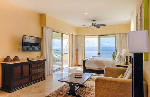 Zona romántica Complejo | Outstanding OCEAN FRONT Corner Deluxe Studio with whirlpool for NEW YEARS EVE