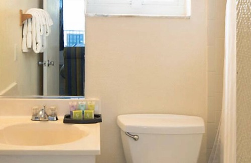 Daytona Beach Shores Complejo | Over 23 miles of white sand beaches, the Dolphin Beach Club is the perfect place