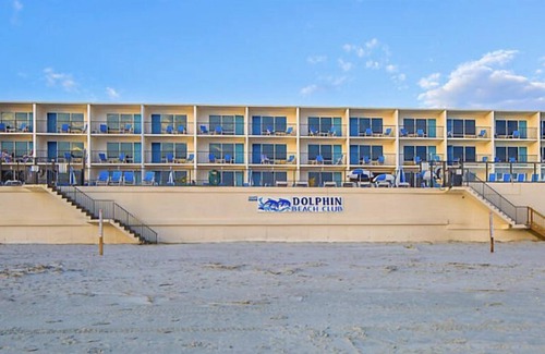 Daytona Beach Shores Complejo | Over 23 miles of white sand beaches, the Dolphin Beach Club is the perfect place